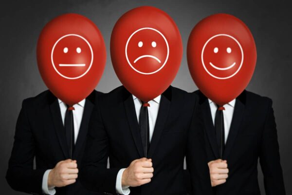 Drei Angestellte zeigen Zufriedenheit und Unzufriedenheit auf einem Ballon