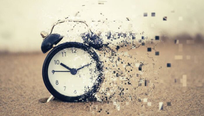 Eine Uhr löst sich ohne Zeitmanagement auf